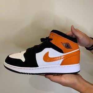 Jordan 1’s shatter background mids never worn